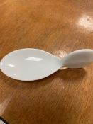 * 560 white ceramic fish spoon for canapes in plastic tray