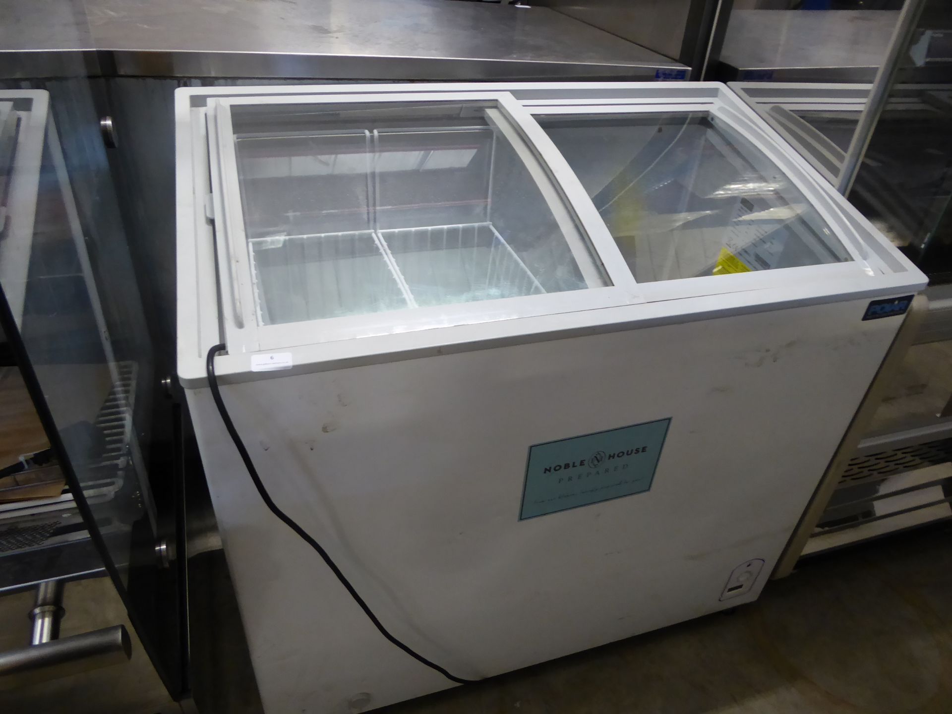 * Polar chest freezer - with clear sliding doors. 960w x 580d x 900w - Image 3 of 4