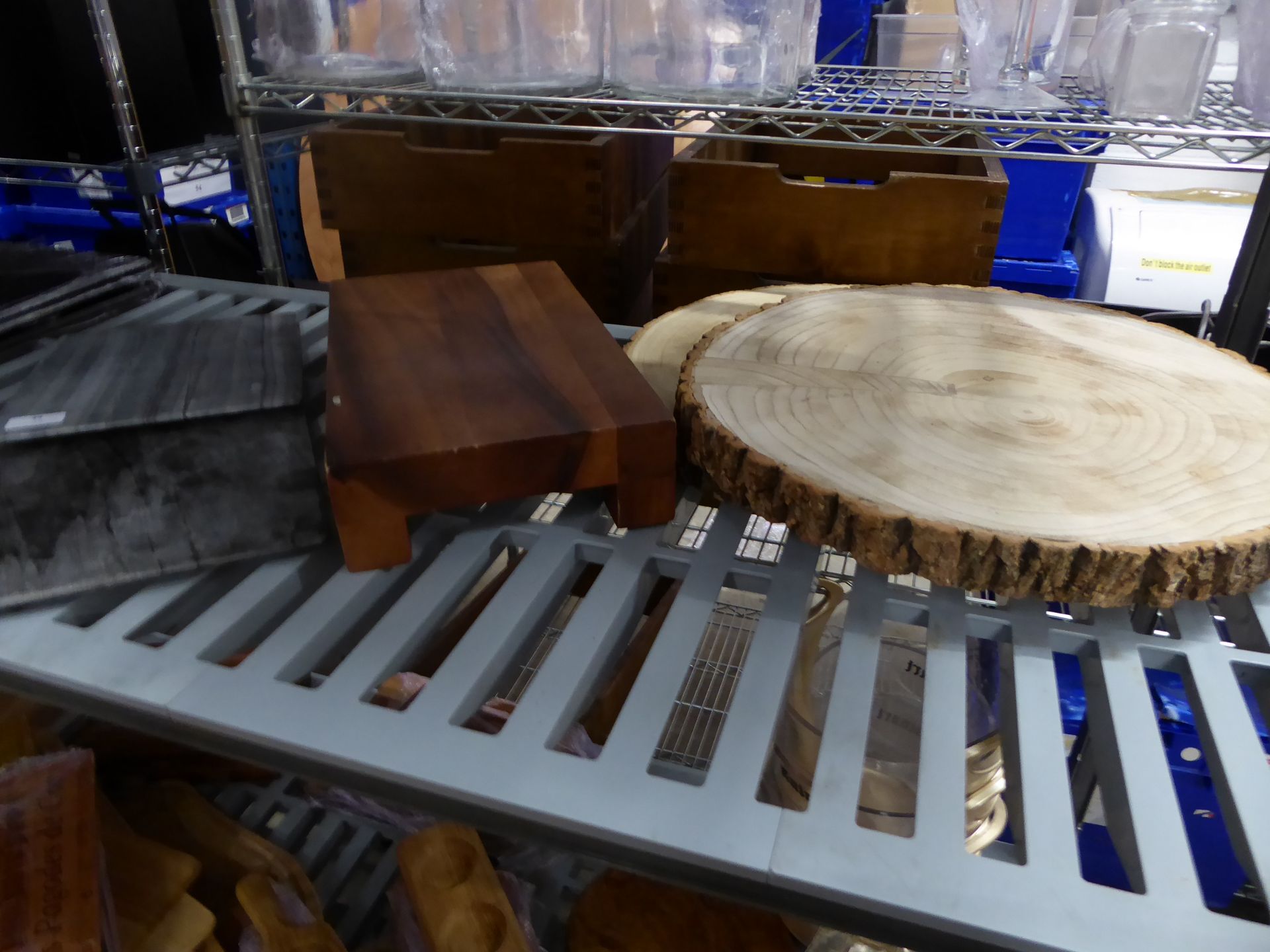 * serving selection - 2 x wooden disks, wooden stand and 2 x display plates - Image 4 of 4