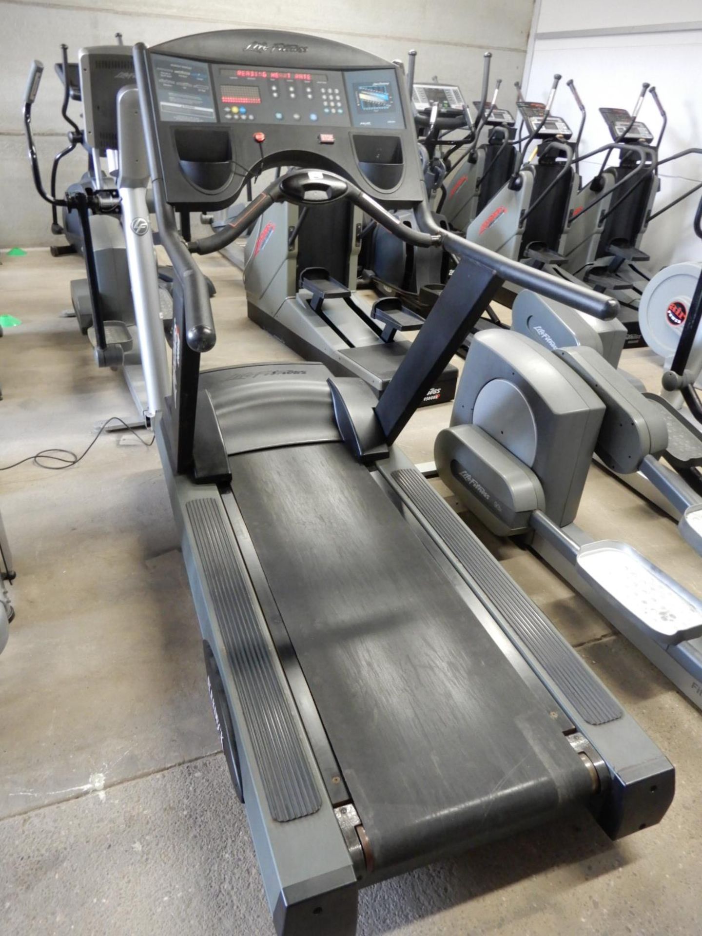 *Life Fitness Fitness 9500 HR Flexdeck Treadmill