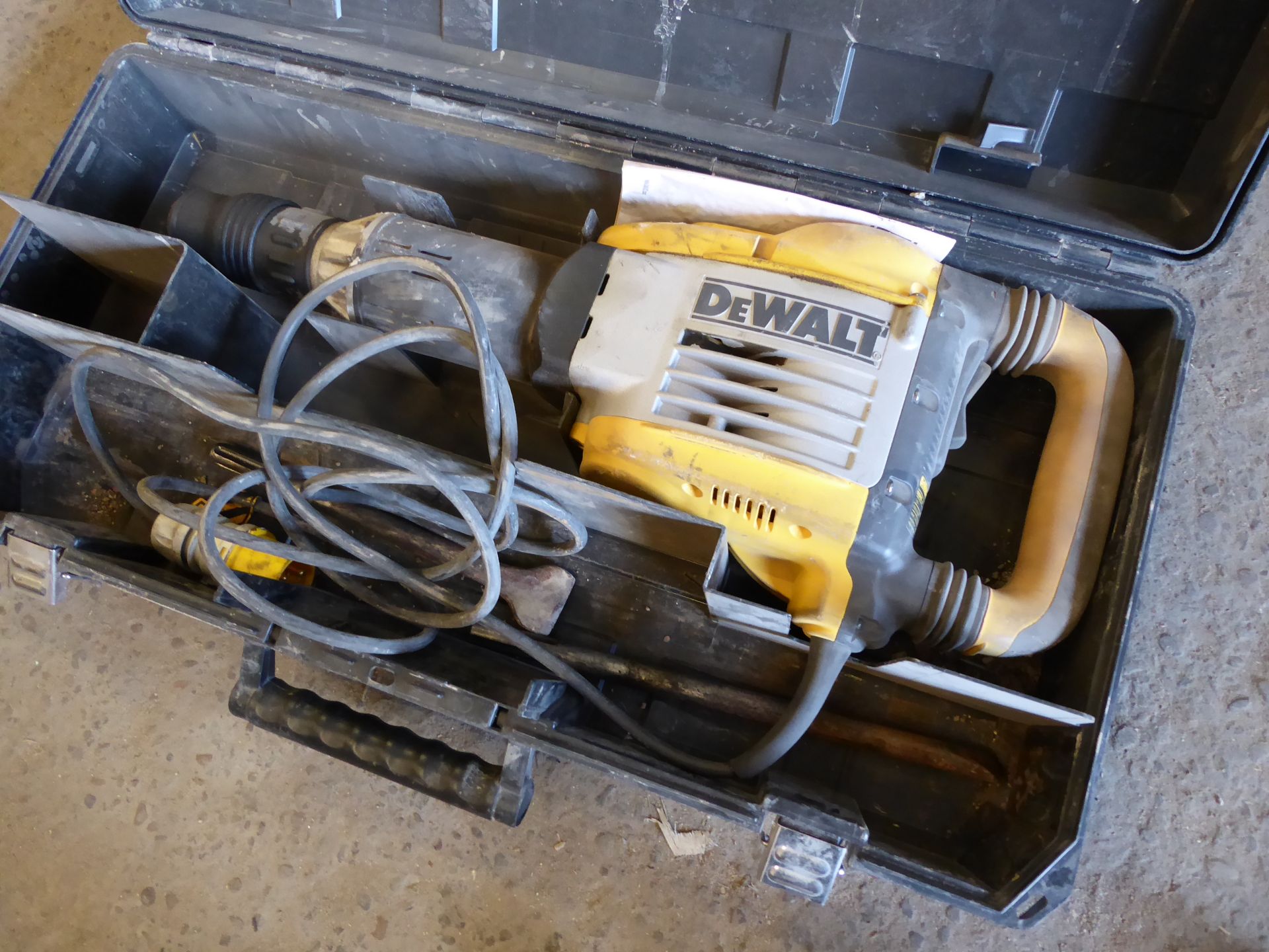 * DeWalt SDS max demolition breaker D25902 in carry case with 2 bits. 1550w