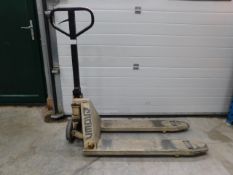 * Crown Pallet Truck 1000mm