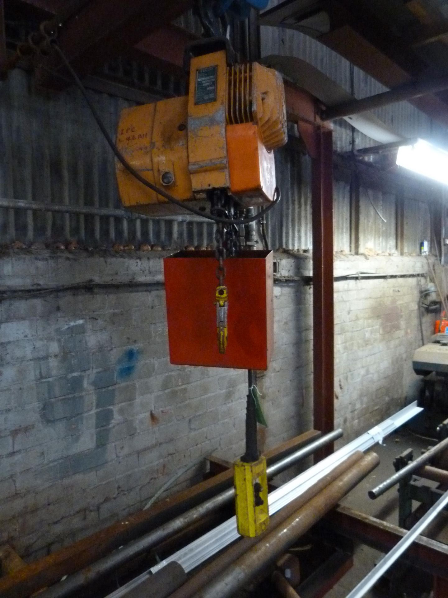 *Felco 1000kg Chain Hoist with Beam Runner Type: B