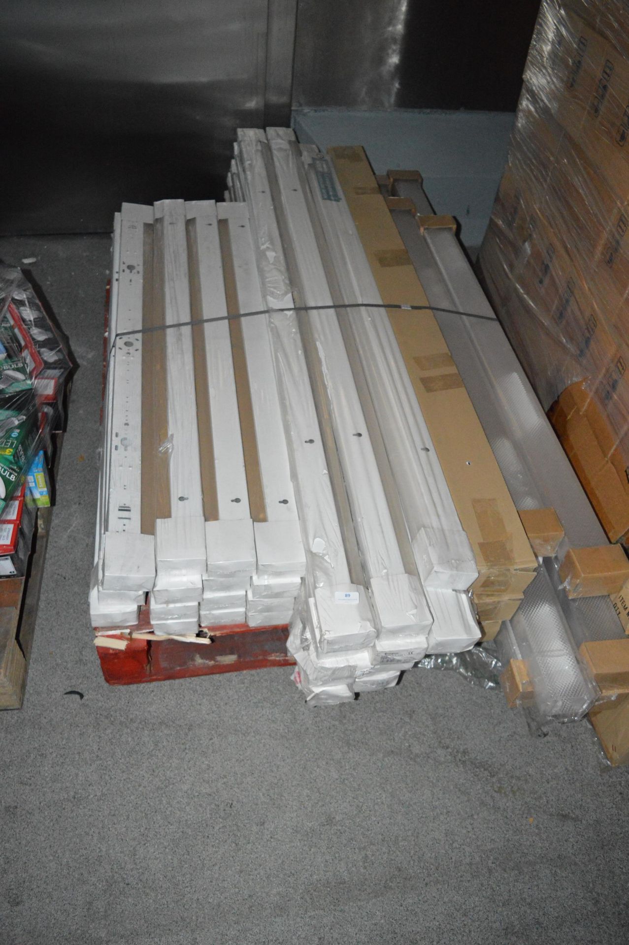 *Pallet of Crompton 5ft and 6ft Strip Lamps with D