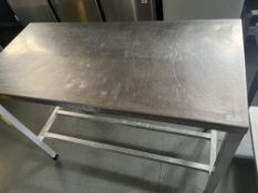 *Stainless Steel Preparation Table on Aluminium Fr