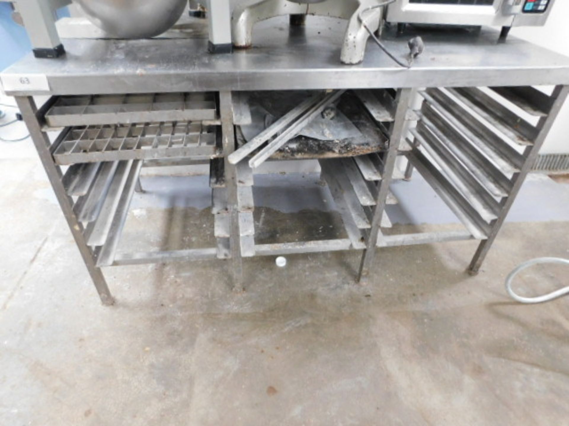 * S/S Worktable with tray racking