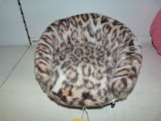 *Suzy Small Pet Bed on Stand (leopard print)