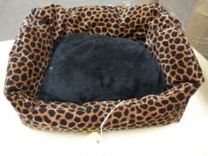 *Suzy Small Pet Bed (giraffe print & black)