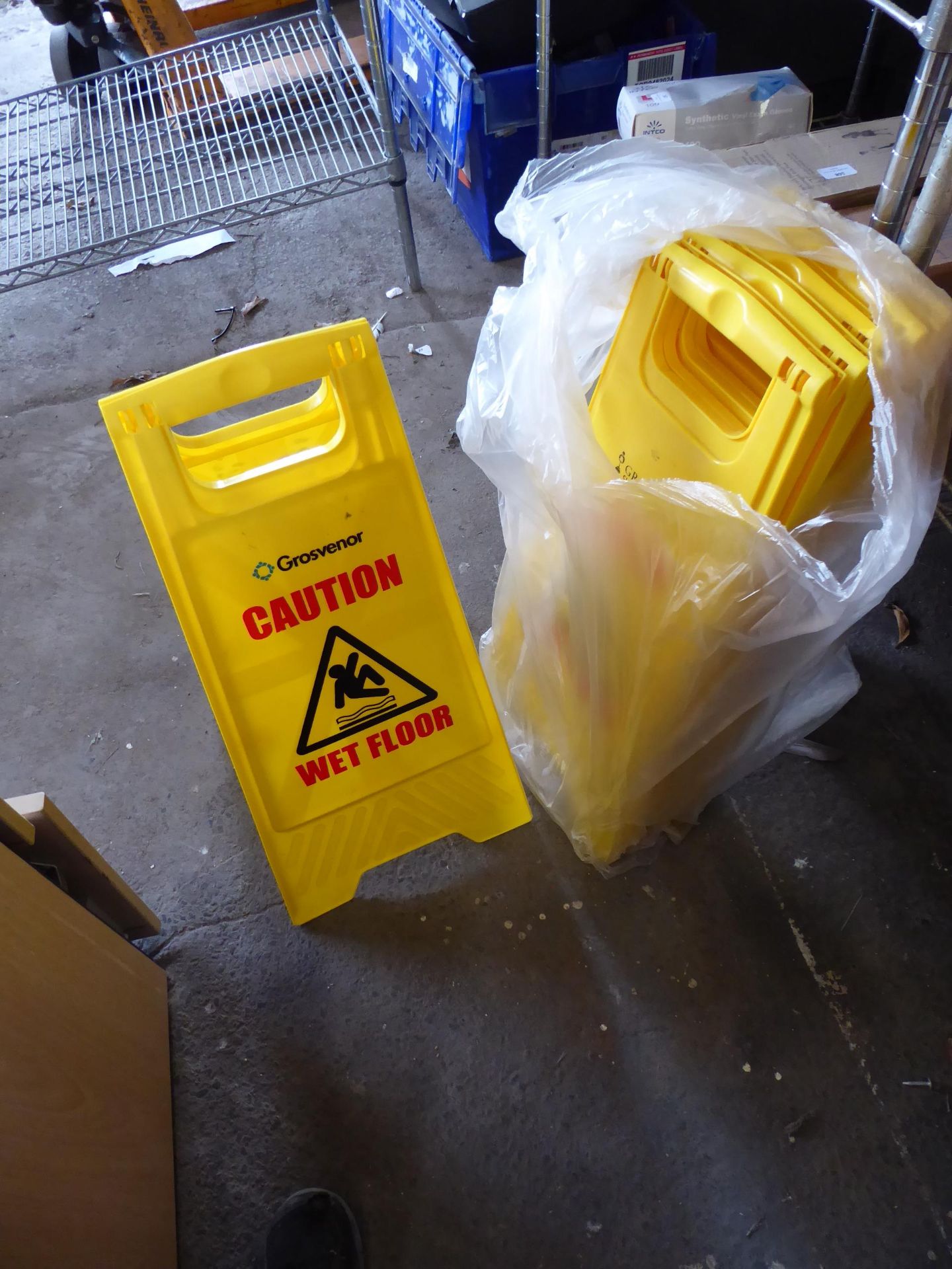 * 6 x wet floor signs