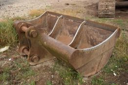 *~2.8m long Bucket to Suit Lot 10 (this lot is located at the Melton site, viewing and collection is
