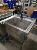 * deep bowl sink with spray hose. 770w x 600d x 940h