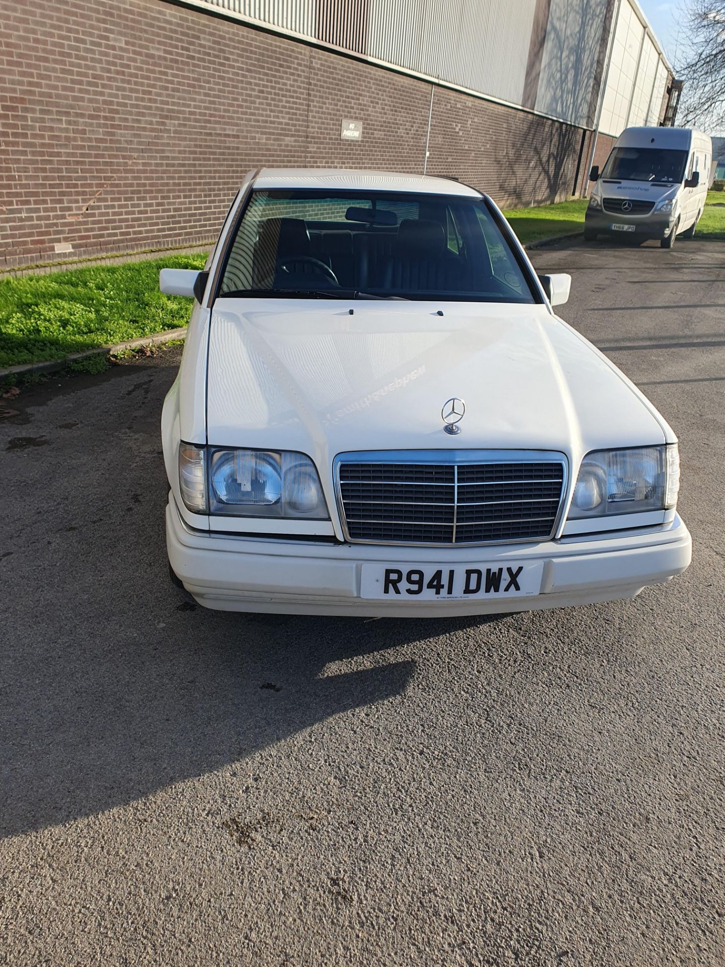 1998 Mercedes E220 - Image 5 of 17