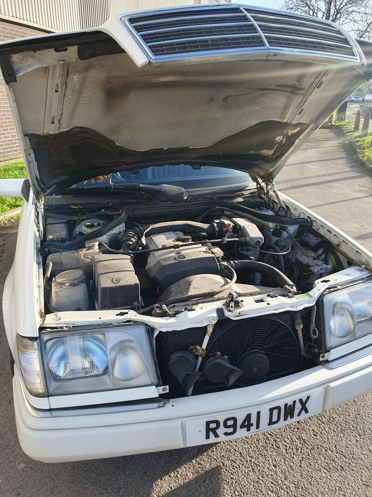 1998 Mercedes E220 - Image 12 of 17