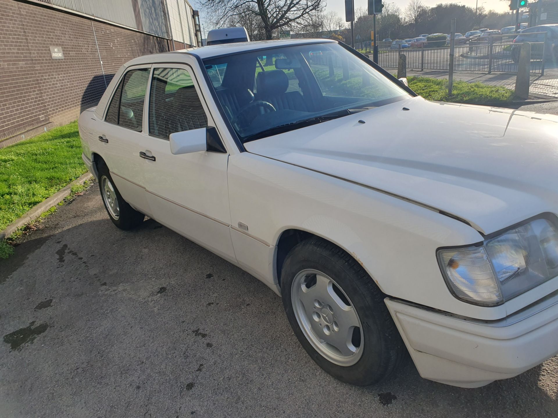 1998 Mercedes E220 - Image 11 of 17