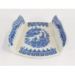 A Caughley late 18thC blue and white porcelain asparagus server, decorated in the Fisherman pattern,