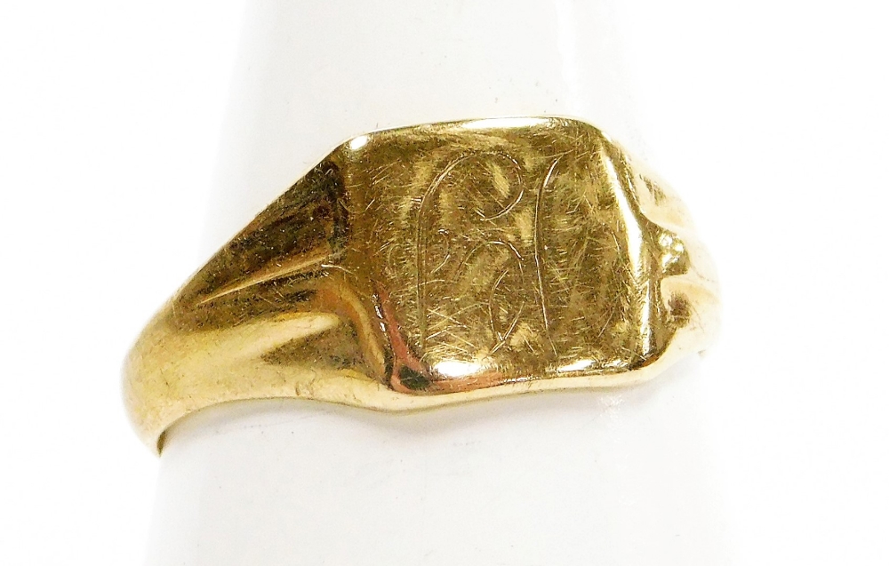 A 9ct gold small signet ring, with engraved tablet, 2.1g.