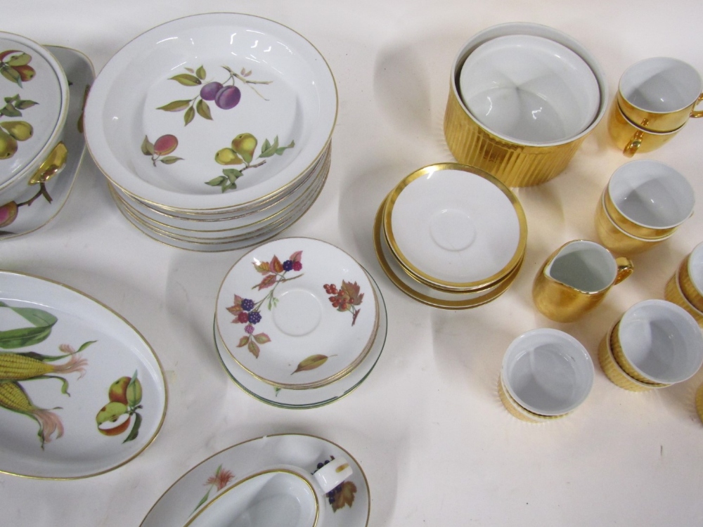 A Royal Worcester Evesham pattern dinner and oven wares, comprising graduated set of three tureens a - Image 2 of 3