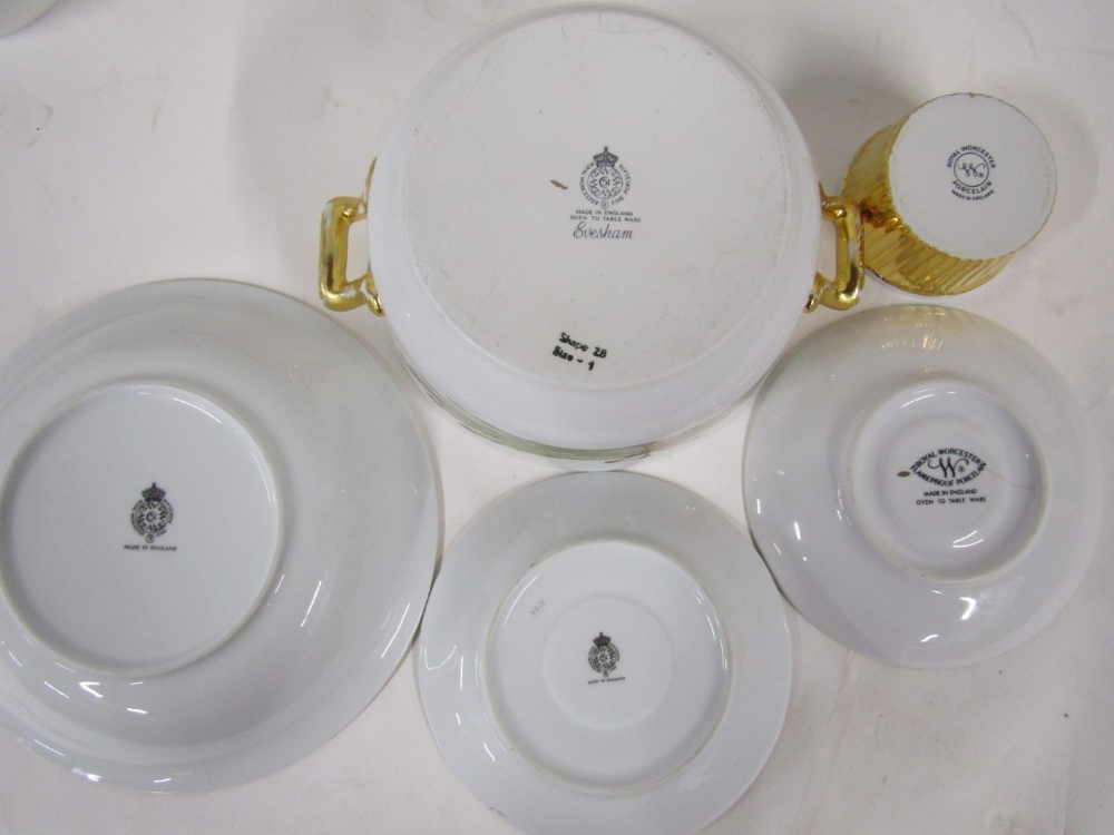 A Royal Worcester Evesham pattern dinner and oven wares, comprising graduated set of three tureens a - Image 3 of 3