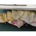 Various sheets, throws, bed throws, mainly comforters and bedspreads, etc. (contents under one table