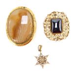 A group of Edwardian and later jewellery, comprising an agate and Pinchbeck framed oval brooch, 5.5c