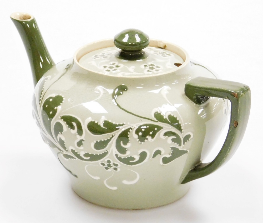 A Macintyre and Co Esso Faience bachelor's teapot and cover, decorated with scrolls and flowers in g - Image 2 of 7