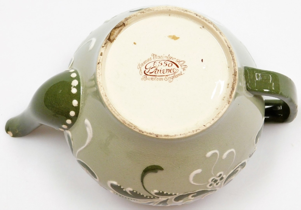 A Macintyre and Co Esso Faience bachelor's teapot and cover, decorated with scrolls and flowers in g - Image 4 of 7