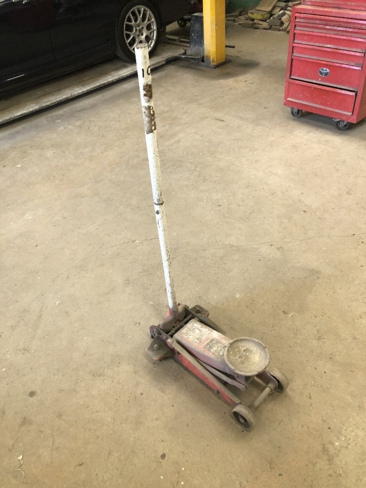 A 5 ton trolley jack