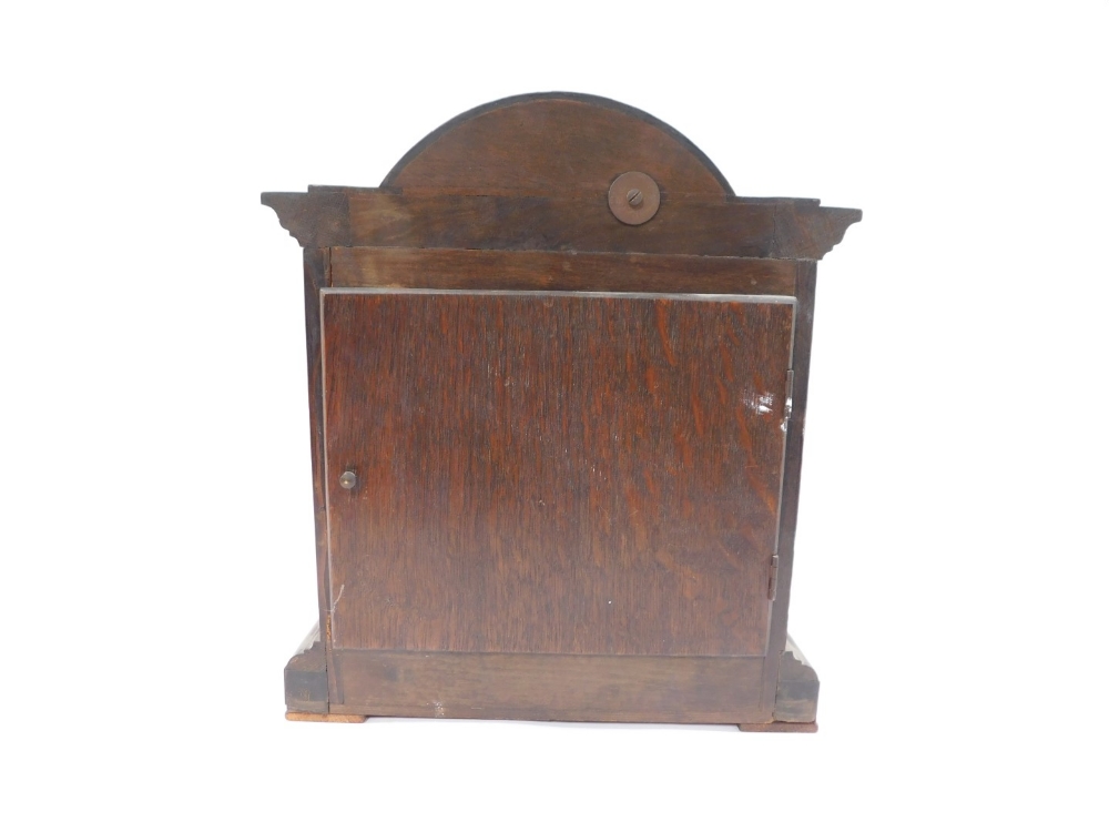 An early 20thC oak cased mantel clock, the arched top with barley twist column supports, on a steppe - Image 4 of 5