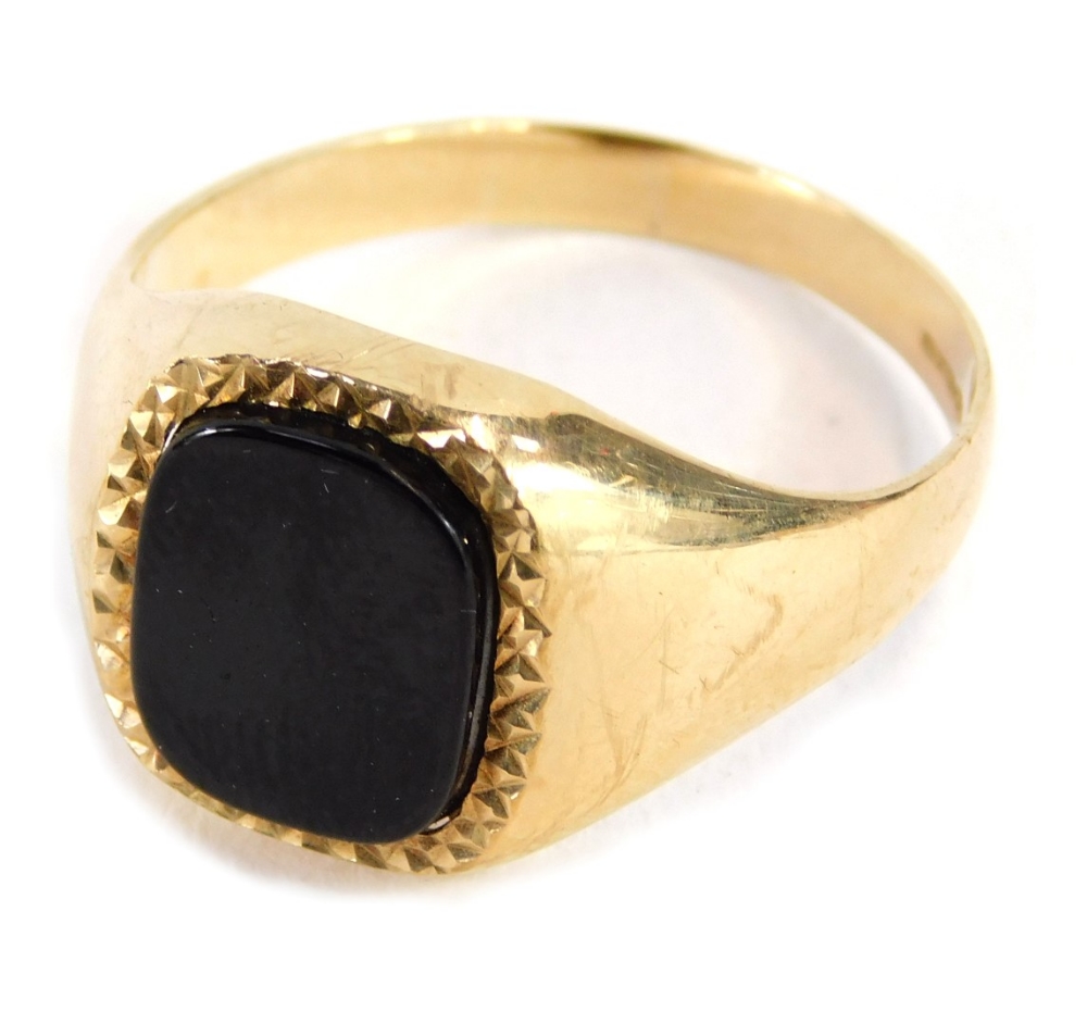 A 9ct gold gentleman's signet ring, with black agate set rectangular panel, hammered design outer de