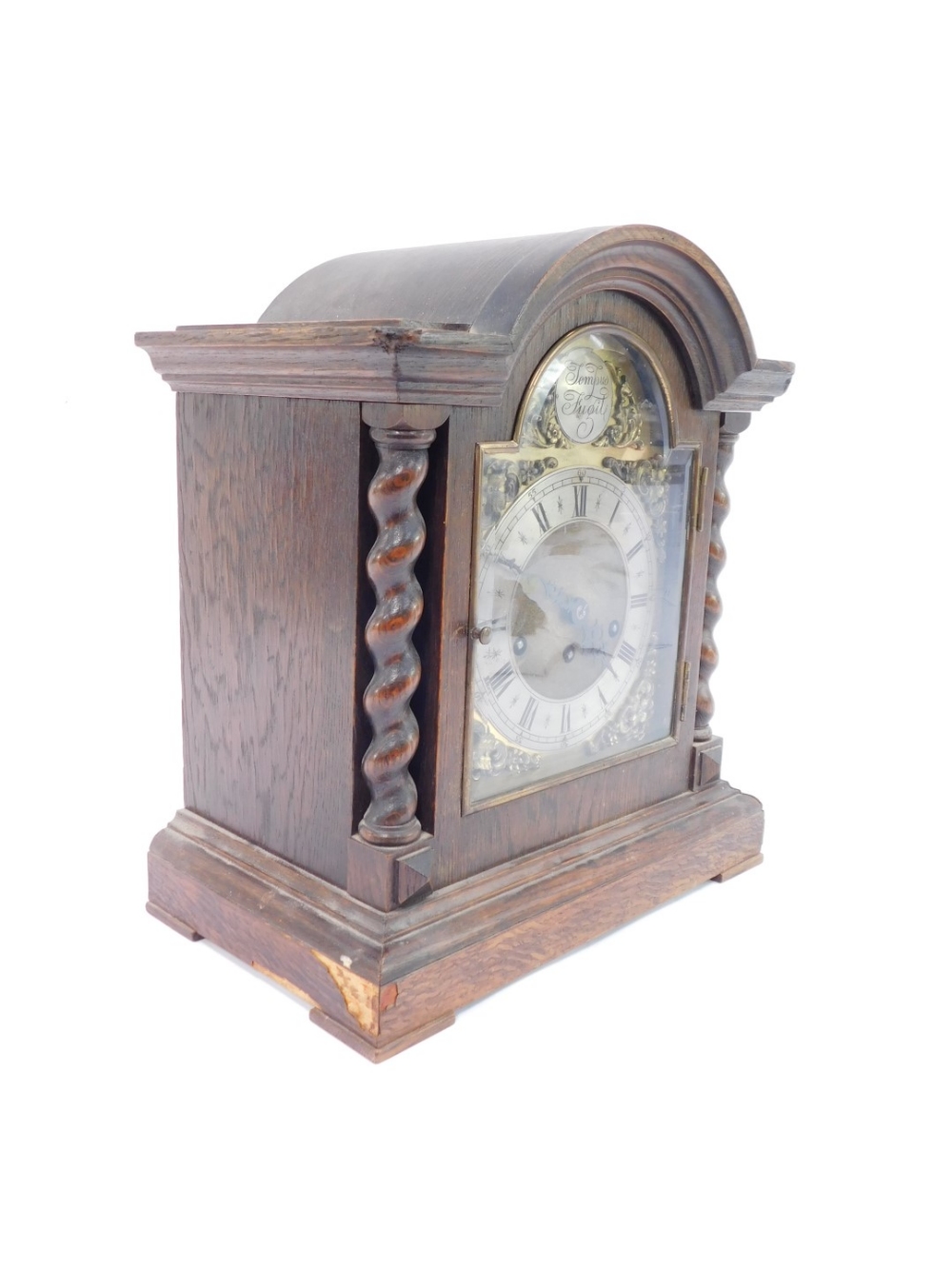 An early 20thC oak cased mantel clock, the arched top with barley twist column supports, on a steppe - Image 2 of 5