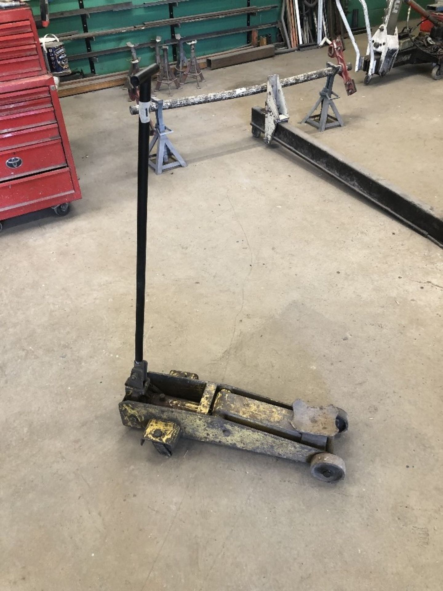 A 3 ton trolley jack