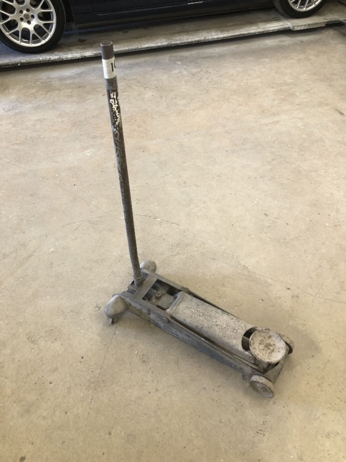 A 3 ton trolley jack