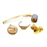 Jewellery, comprising three collar studs, yellow metal stamped 18, 4.5g, a locket, agate set drum ch