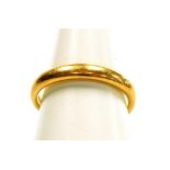 A 22ct gold wedding band, size K½, 3.8g.