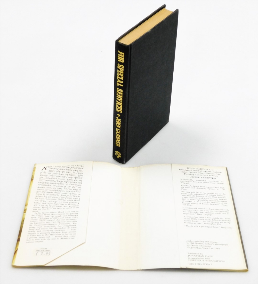 Gardner (John). For Special Services, first edition, hardback, published by Jonathan Cape, London 19 - Bild 4 aus 4