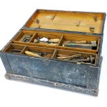 A stained wooden carpenter's tool chest, containing an assortment of tools in a double length tray t