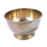 An Elizabeth II silver footed bowl, London 1960, 3½oz, 5cm high.
