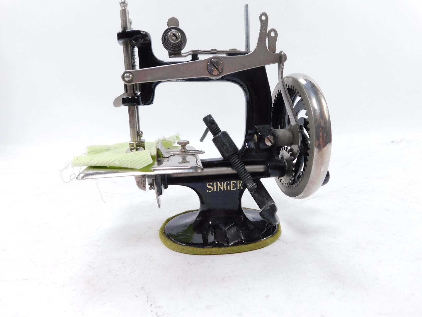 A Singer Model 20 child's sewing machine, 18cm wide. - Image 4 of 4