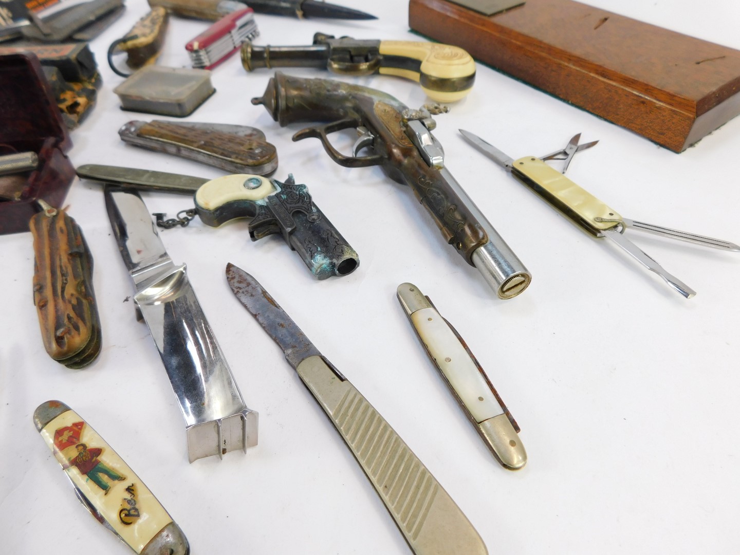 A group of novelty penknives, pistols and razors, to include bone handled and horn handled knives, - Image 4 of 5