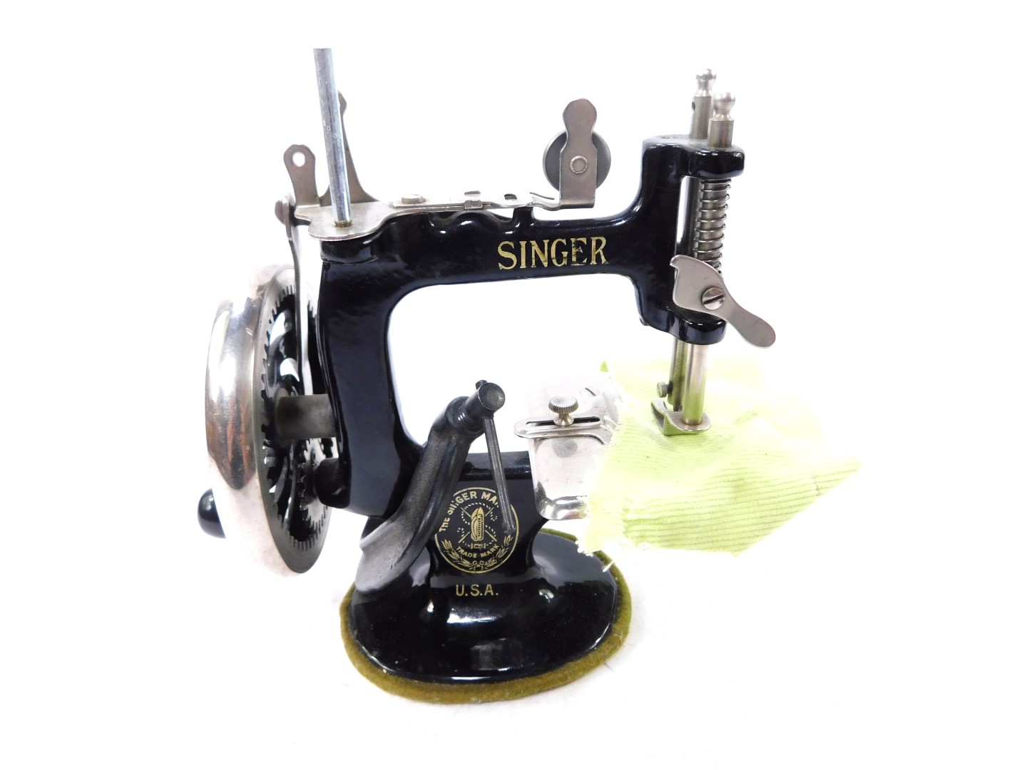 A Singer Model 20 child's sewing machine, 18cm wide.
