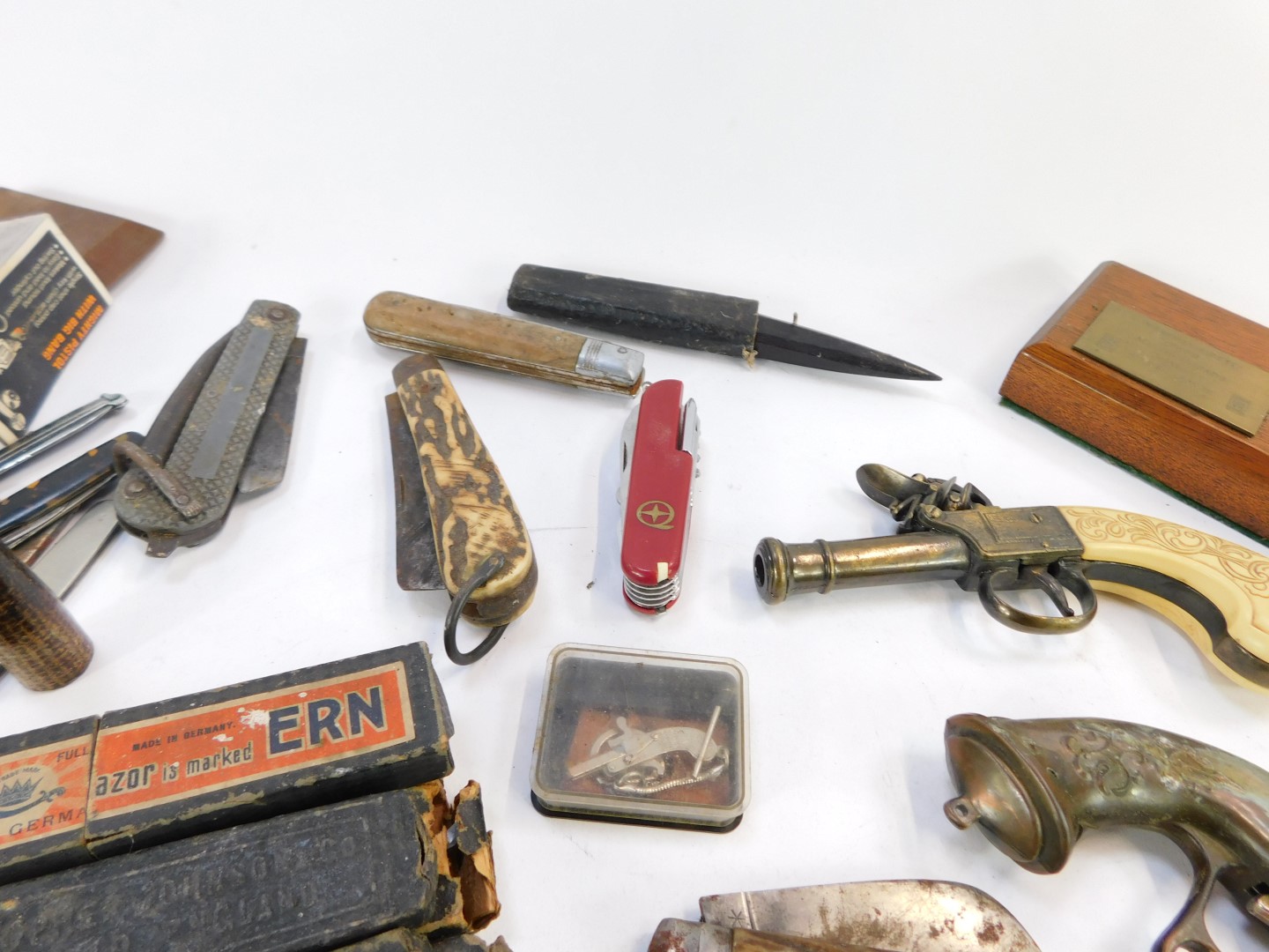 A group of novelty penknives, pistols and razors, to include bone handled and horn handled knives, - Image 5 of 5