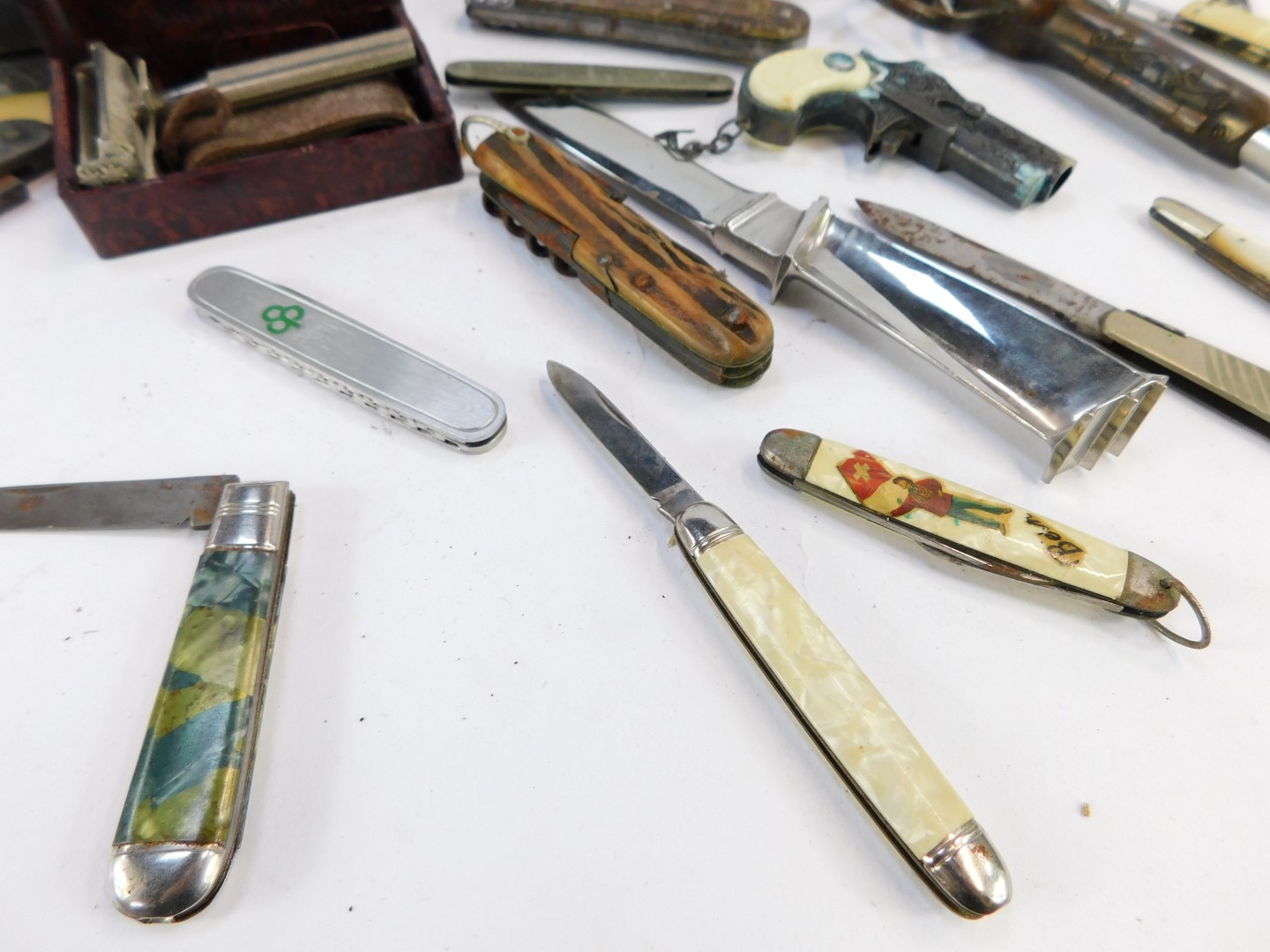 A group of novelty penknives, pistols and razors, to include bone handled and horn handled knives, - Image 3 of 5