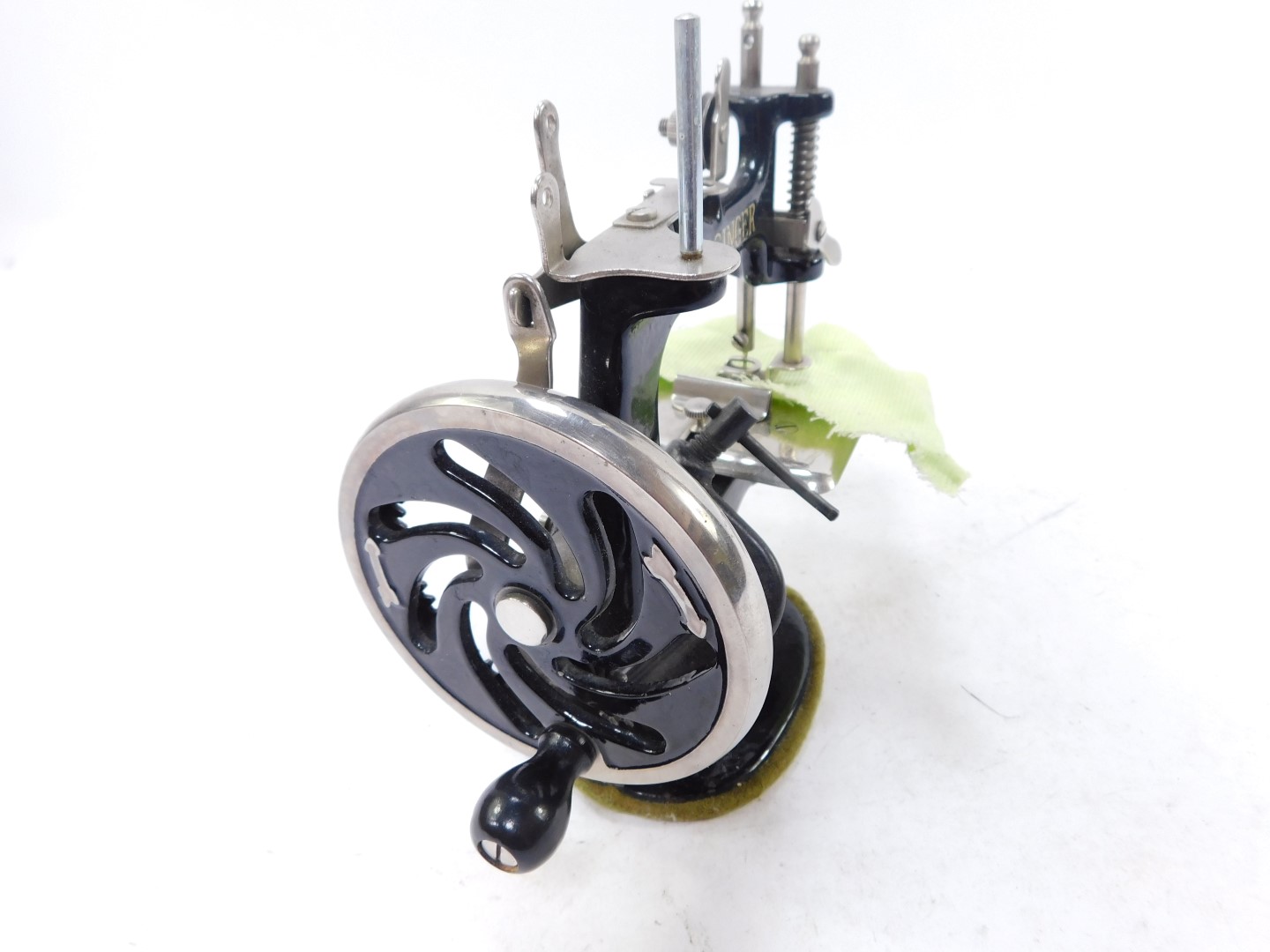 A Singer Model 20 child's sewing machine, 18cm wide. - Image 3 of 4