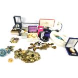 Costume jewellery and effects, clip earrings, dress necklaces, wristwatches, bracelets, etc. (1 box)