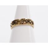 A 9ct gold wedding band, with a pierced design, size M, 2.4g.