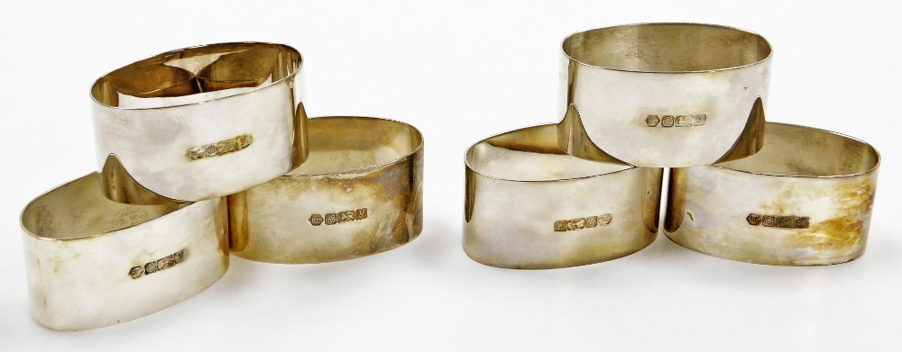 A set of six Elizabeth II silver napkin rings, of oval plain form, Sheffield 1998, 6¼oz, in fitted b - Image 2 of 2