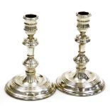 A pair of 17thC style loaded silver candlesticks, JA Campbell, London 1990, 15.5cm high, 18¼oz all i