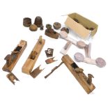 Various woodworking tools, jack plane, 37cm long, furniture accessories, turned feet, etc. (a quanti