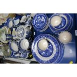 Blue and white pottery, Willow pattern part dinner wares, etc.(2 trays)