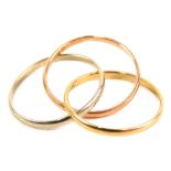 A 9ct gold tri-coloured three band ring, each entwined, size M, 2.8g.